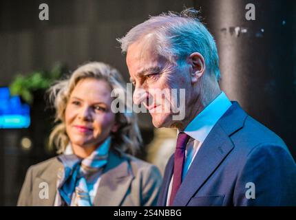 Sola 20250113. Le premier ministre norvégien Jonas Gahr Store (AP) et le leader Sylvi Listhaug (FRP) entameront l'année électorale 2025 par un débat et un duel du premier ministre à Rogaland, au Solamotet, au Clarion Hotel Air de Stavanger. Photo : Carina Johansen / NTB Banque D'Images