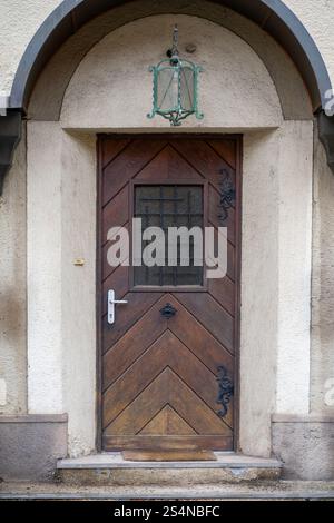 Vue sur les portes d'entrée en bois dans un bâtiment ancien Banque D'Images