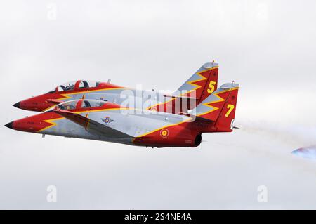 Équipe acrobatique espagnole de la Force aérienne Patrulla Aguila. Le vol se compose de 7 AVIONS CASA C-101 Aviojet. Banque D'Images