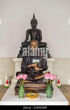 Bangkok, Thaïlande - 31 janvier 2024 : statue de moine bouddhiste dans le temple Wat Chakrawat à Bangkok, Thaïlande Banque D'Images
