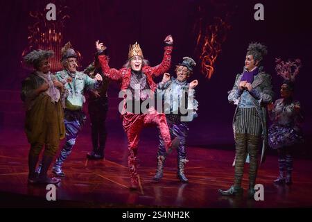 USAGE ÉDITORIAL EXCLUSIF - DES RESTRICTIONS S'APPLIQUENT aux artistes pendant la répétition générale de Alegría - In A New Light du Cirque du Soleil, au Royal Albert Hall de Londres, Angleterre, Royaume-Uni. Mercredi 10 janvier 2024 Banque D'Images