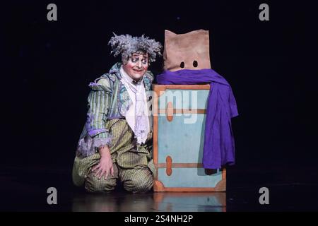 USAGE ÉDITORIAL EXCLUSIF - DES RESTRICTIONS S'APPLIQUENT aux artistes pendant la répétition générale de Alegría - In A New Light du Cirque du Soleil, au Royal Albert Hall de Londres, Angleterre, Royaume-Uni. Mercredi 10 janvier 2024 Banque D'Images