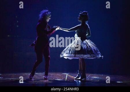 USAGE ÉDITORIAL EXCLUSIF - DES RESTRICTIONS S'APPLIQUENT aux artistes pendant la répétition générale de Alegría - In A New Light du Cirque du Soleil, au Royal Albert Hall de Londres, Angleterre, Royaume-Uni. Mercredi 10 janvier 2024 Banque D'Images