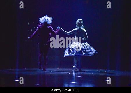USAGE ÉDITORIAL EXCLUSIF - DES RESTRICTIONS S'APPLIQUENT aux artistes pendant la répétition générale de Alegría - In A New Light du Cirque du Soleil, au Royal Albert Hall de Londres, Angleterre, Royaume-Uni. Mercredi 10 janvier 2024 Banque D'Images