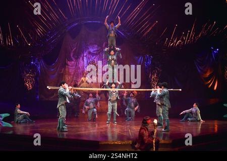 USAGE ÉDITORIAL EXCLUSIF - DES RESTRICTIONS S'APPLIQUENT aux artistes pendant la répétition générale de Alegría - In A New Light du Cirque du Soleil, au Royal Albert Hall de Londres, Angleterre, Royaume-Uni. Mercredi 10 janvier 2024 Banque D'Images