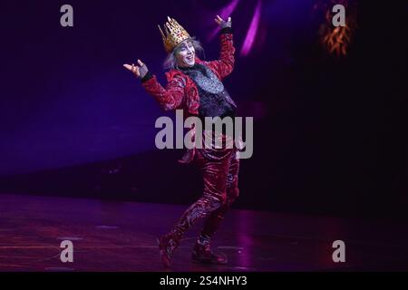 USAGE ÉDITORIAL EXCLUSIF - DES RESTRICTIONS S'APPLIQUENT aux artistes pendant la répétition générale de Alegría - In A New Light du Cirque du Soleil, au Royal Albert Hall de Londres, Angleterre, Royaume-Uni. Mercredi 10 janvier 2024 Banque D'Images