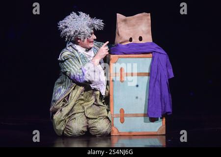 USAGE ÉDITORIAL EXCLUSIF - DES RESTRICTIONS S'APPLIQUENT aux artistes pendant la répétition générale de Alegría - In A New Light du Cirque du Soleil, au Royal Albert Hall de Londres, Angleterre, Royaume-Uni. Mercredi 10 janvier 2024 Banque D'Images