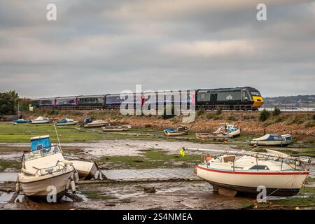 GWR Class 43 No 43004 passe à Cockwood Harbour, Devon, Angleterre, Royaume-Uni Banque D'Images