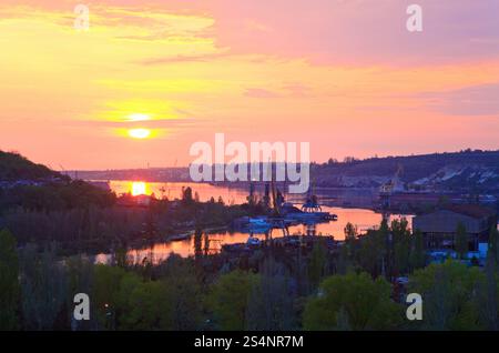Vue du coucher de soleil d'été de la ville de Sébastopol en Crimée, Ukraine (environs) et petite vue mer baie derrière Banque D'Images