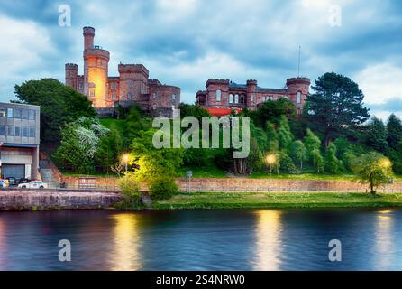 Écosse - horizon d'Inverness avec reflet du château dans la rivière Ness au coucher du soleil spectaculaire, Royaume-Uni Banque D'Images