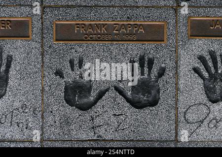Empreintes de Frank Zappa sur la marche rock à l'entrée du Guitar Center Music Store sur Sunset Boulevard, Hollywood, Los Angeles, Californie, États-Unis *** empreintes de Frank Zappa sur la marche rock à l'entrée du Guitar Center Music Store sur Sunset Boulevard, Hollywood, Los Angeles, Californie, États-Unis Banque D'Images