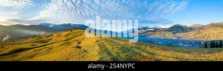 Petite pause matinale brumeuse en automne montagne carpathienne, Ukraine (Jasynja Village et Svydovets Range en FAR). Image d'assemblage à trois points. Banque D'Images