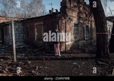 Adrien Vautier/le Pictorium - Guerre en Ukraine. 22 novembre 2024. Ukraine/Sumy - Un jeune ukrainien en pyjama sur le site d'une attaque de drone Shahed dans le centre-ville de Sumy. 22 novembre 2024. Crédit : LE PICTORIUM/Alamy Live News Banque D'Images