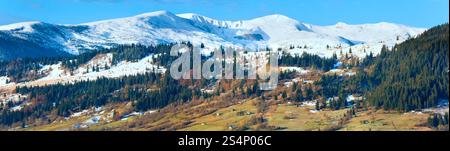 Petite pause matinale brumeuse en automne montagne carpathienne, Ukraine (Jasynja Village et Svydovets Range en FAR). Image d'assemblage à trois points. Banque D'Images