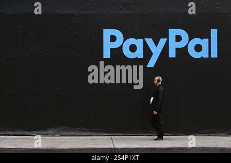 Passants devant un grand logo PayPal, Hollywood, Los Angeles, Californie, USA *** passants devant un grand logo PayPal, Hollywood, Los Angeles, Californie, USA Banque D'Images