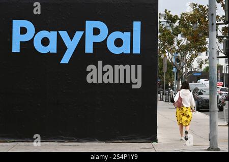 Passants devant un grand logo PayPal, Hollywood, Los Angeles, Californie, USA *** passants devant un grand logo PayPal, Hollywood, Los Angeles, Californie, USA Banque D'Images
