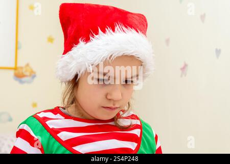 Une fille sérieuse dans un costume d'elfe sur le fond d'une chambre d'enfants, portrait. Язык ключевых слов : anglais Banque D'Images