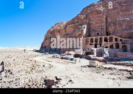 Vue sur les tombes royales à Petra, Jordanie Banque D'Images