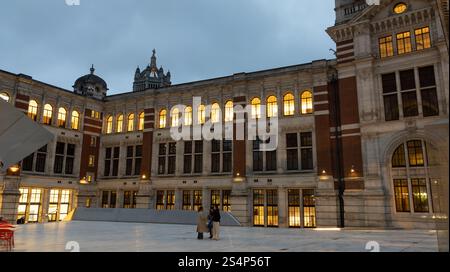 La cour du Victoria and Albert Museum au crépuscule. Londres, Royaume-Uni Banque D'Images