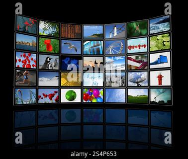 Panneau 3D / mur d'écrans de télévision plats, y compris les images, isolé sur noir. Avec 2 chemins de détourage : chemin de détourage global de scène et détourage d'écran Banque D'Images