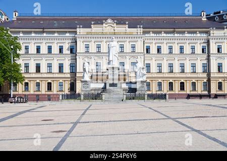Vue sur Monument à la princesse Olga, composé Andrew et l'apôtre Cyrille et méthode et bâtiment de l'Académie diplomatique ukrainienne à Kiev, Ukraine Banque D'Images