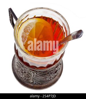 Vue de dessus du thé noir avec du citron en verre vintage avec cuillère isolé sur fond blanc Banque D'Images