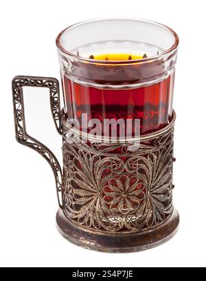 Sex thé noir en verre avec verre argent rétro-porteur isolé sur fond blanc Banque D'Images