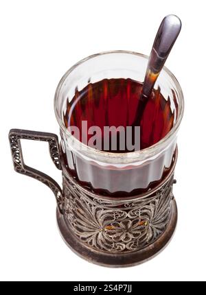 Thé noir en verre vintage avec cuillère à café isolé sur fond blanc Banque D'Images