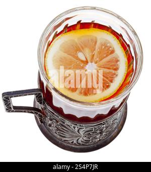 Vue de dessus du thé noir avec du citron dans vintage verre isolé sur fond blanc Banque D'Images