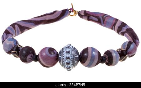 Le mauve et le noir fait main collier de soie avec anneaux de verre isolé sur fond blanc Banque D'Images