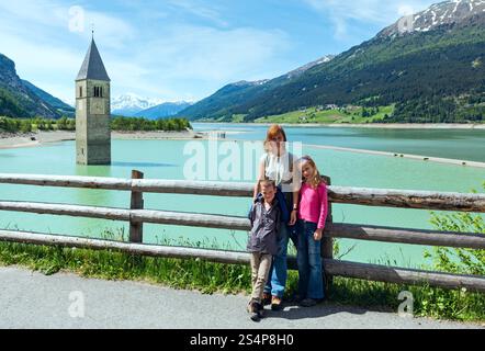 Inondée (en 1950), clocher en famille et Reschensee (Italie, bâtiment de l'église au 14e siècle) Banque D'Images