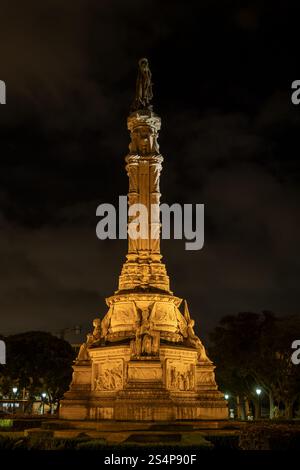 Le monument d'Albuquerque illuminé la nuit avec la statue d'Afonso de Albuquerque à Belem, Lisbonne, Portugal. Banque D'Images