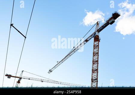 Grue industrielle sous ciel bleu en soirée d'été Banque D'Images