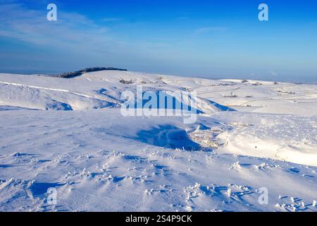 Vue hivernale sur la forêt de Macclesfield depuis les landes enneigées du Cat and Fiddle, parc national de Peak District, Royaume-Uni Banque D'Images