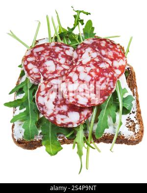 Sandwich de pain brun, de salami et salade verte isolée sur fond blanc Banque D'Images