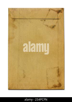 Ancienne enveloppe texturée en papier brun grunge isolée sur blanc avec chemin de découpage. Ancienne enveloppe en papier marron grunge Banque D'Images