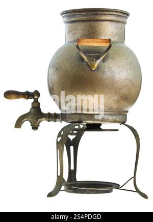 Samovar en laiton rétro retro - samovar en laiton isolé sur fond blanc Banque D'Images