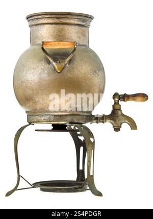 Samovar en laiton vintage retro - samovar en laiton isolé sur fond blanc Banque D'Images