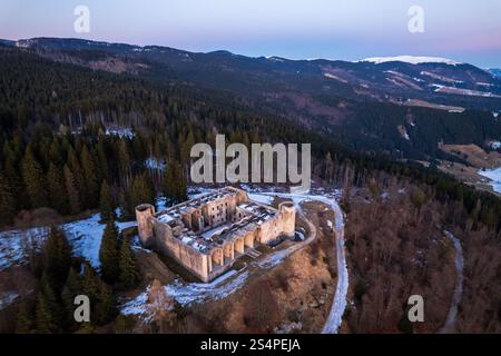 survol de l'interrotto forte à altopiano di asiago vicenza italie pendant l'heure du coucher du soleil en hiver Banque D'Images