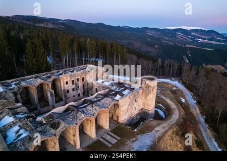 survol de l'interrotto forte à altopiano di asiago vicenza italie pendant l'heure du coucher du soleil en hiver Banque D'Images