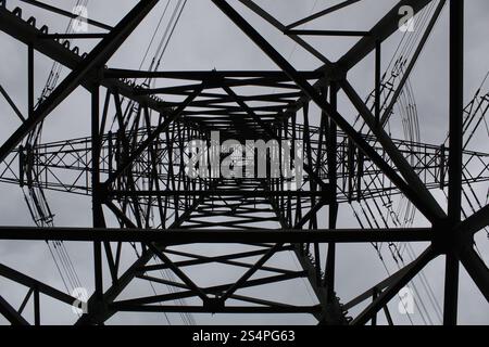 high voltage tower bottom view.jpg Banque D'Images