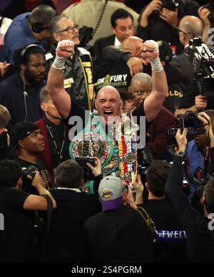 Photo du dossier datée du 22-02-2020 de Tyson Fury célèbre la victoire après le combat du World Boxing Council World Heavy Title au MGM Grand, Las Vegas. Tyson Fury a affirmé qu'il s'est retiré de la boxe dans un post vidéo sur les médias sociaux. L’ancien champion du monde poids lourds de 36 ans a perdu son deuxième combat contre l’actuel détenteur du titre Oleksandr Usyk le mois dernier en Arabie Saoudite. Date d'émission : lundi 13 janvier 2025. Banque D'Images