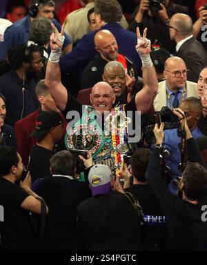 Photo du dossier datée du 22-02-2020 de Tyson Fury célèbre la victoire après le combat du World Boxing Council World Heavy Title au MGM Grand, Las Vegas. Tyson Fury a affirmé qu'il s'est retiré de la boxe dans un post vidéo sur les médias sociaux. L’ancien champion du monde poids lourds de 36 ans a perdu son deuxième combat contre l’actuel détenteur du titre Oleksandr Usyk le mois dernier en Arabie Saoudite. Date d'émission : lundi 13 janvier 2025. Banque D'Images