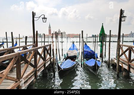 Les gondoles et sur San Giorgio Maggiore à Venise, Italie Banque D'Images
