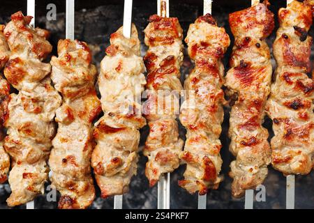 Avec de la viande brochettes shish kebabs sur brazier close up Banque D'Images