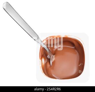 Yaourt au chocolat et cuillère en gobelet plastique jetable isolé sur fond blanc Banque D'Images