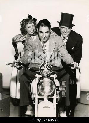Les acteurs Irene Dunne et Cary Grant avec le réalisateur Leo McCarey présentant le film The Awful Truth, USA 1937 Banque D'Images