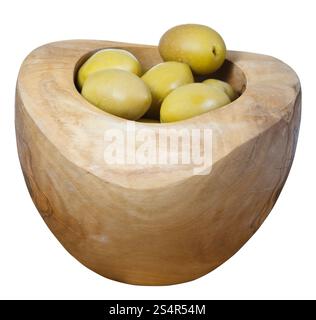 Olives marinées dans bol en bois close up isolé sur fond blanc Banque D'Images