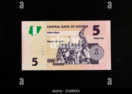 Nigeria cinq naira le verso du billet est une représentation de trois batteurs Yoruba traditionnels Banque D'Images