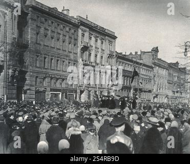 Ouvriers, soldats et gens sur Nevsky Prospekt pendant la Révolution de février, Saint-Pétersbourg, Russie 1917 Banque D'Images
